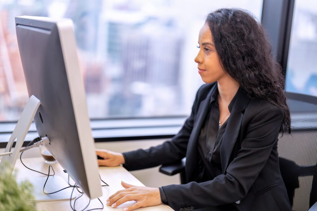 employee working on computer using it services